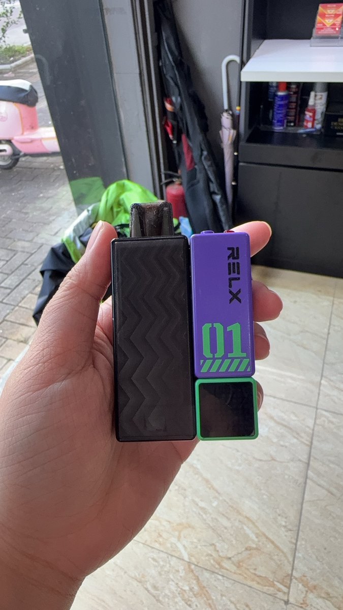 1wee31's tweet photo. 电子烟对健康的影响仍需关注：尽管电子烟可能比香烟少一些危害，但长期使用仍可能对健康产生影响。 清理时避免使用过于刺激的清洁剂：清理电子烟时，使用温水和轻微的清洁剂，不要使用有强烈化学成分的清洁剂。 电子烟在某些国家可能受到限制：出行时，了解当地对电子烟的法律规定，避免不必要的麻烦。 https://t.co/7NYhdNgOKB