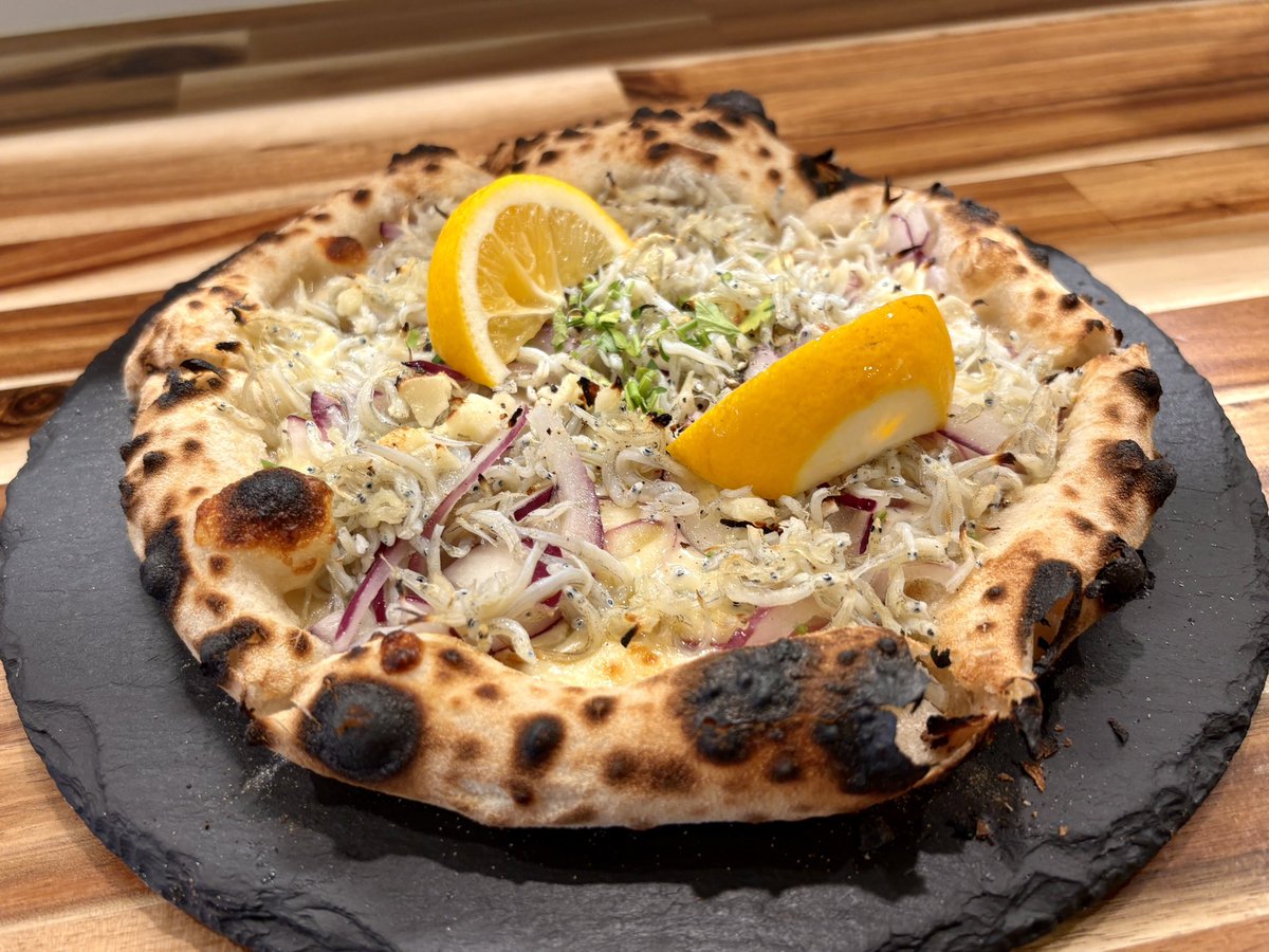 AFTER6CRUISING's tweet photo. 「PIZZA Luce」のおすすめは…
「しらすレモンピッツァ」🍕🍋
しらすの塩味とチーズのコクに、
レモンの爽やかな香りを合わせた一枚!
さっぱり食べられて、
スーパードライとも相性抜群です🍺✨
#a6c #NACK5 #gogomonz_nack5 #AFTER6CRUISING https://t.co/Pvt35lwjqg