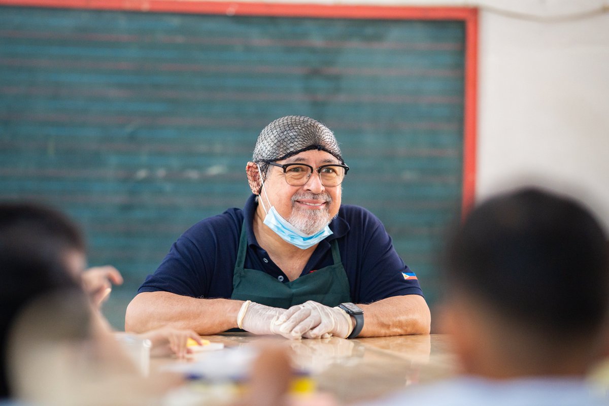 WFP_Philippines's tweet photo. Every meal makes a difference 🍽️

JT’s Manukan Grille founder and CEO Joel Torre joined WFP Philippines in Cauayan, Isabela to see how school meals help nourish young learners 🎒, support their education 📚, and create opportunities for local farmers 🧑‍🌾. https://t.co/3g80oC7nnb