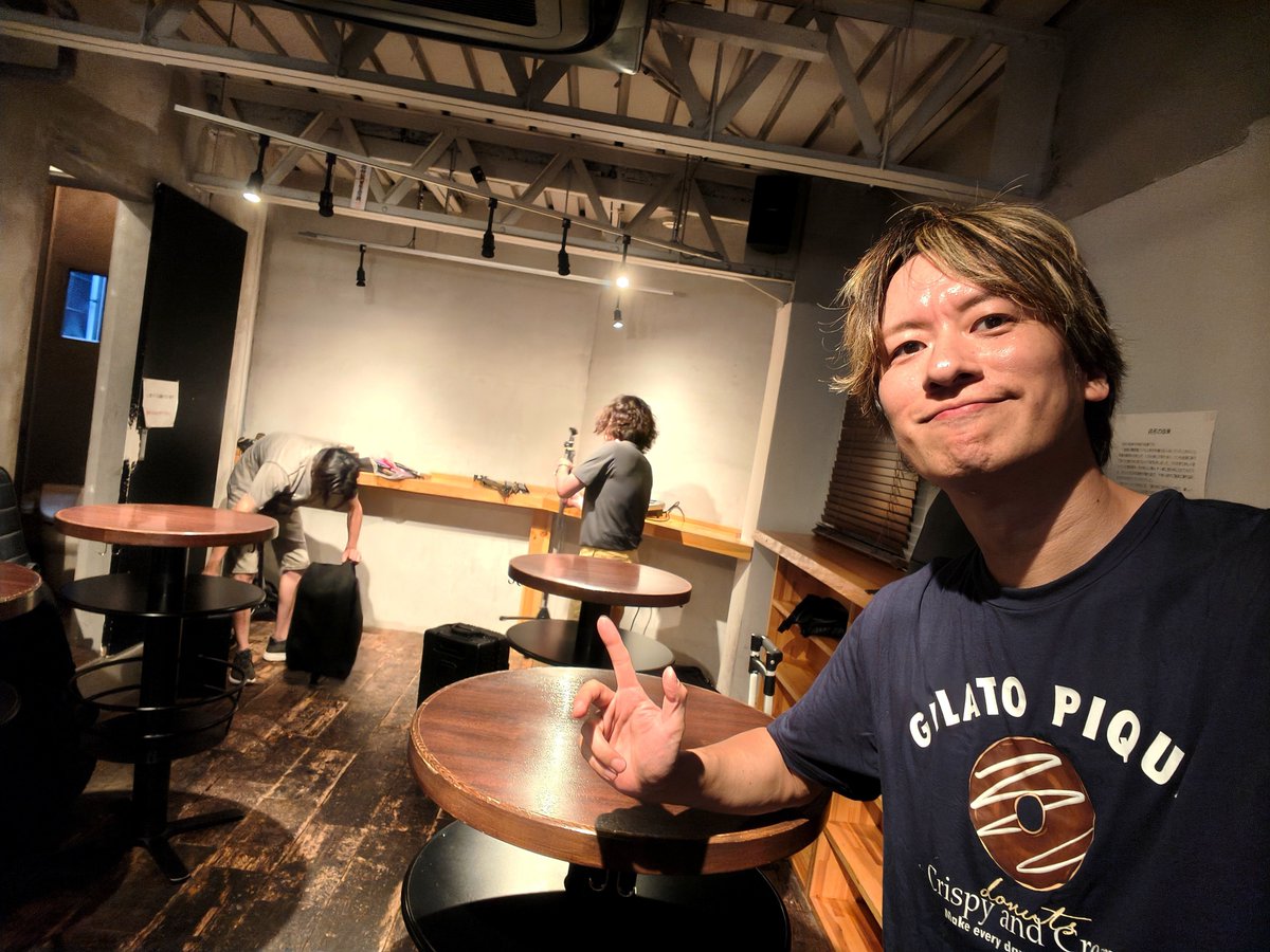 hidechan1shaku8's tweet photo. 今晩！

渋谷でビールを楽しくたくさん飲みたいなぁ……色んな種類の日本酒をお得に飲み比べしたいなぁ……

そんなあなたにお勧め！🍶日本酒&ビール🍻が飲み放題！！ボーカルギターパーカッション尺八の珍し編成のライブも見られちゃう！！！

渋谷マークシティのアベニュー口出てすぐ！『壺の中』にてお待ちしております♪

18:00open 19:30start
￥5,000🍶日本酒&ビール🍻飲み放題！