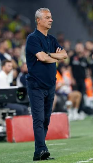 onuryazicioglu's tweet photo. Burada beni takip edenler biliyordur, İsmail Kartal benim hiçbir zaman öncelikli olarak Fenerbahçe teknik direktörü olarak görmek istediğim hoca değildi. İstediğim üç tane teknik adam vardı. İlk sırada Jesus, ikinci sırada Aykut Kocaman, üçüncü sırada da Metin Diyadin'in gelmesini tercih ederdim. Ama ben. Yani sözünün hiçbir kıymeti ya da etkisi olmayan sıradan bir taraftar. 

Ama İsmail Kartal'la anlaştı Fenerbahçe. Tamamdır benim için. Hiç mesele değil. 

Şimdi birkaç gündür, İsmail Hoca'ya yapılanın adı tam anlamıyla itibar suikastidir. Üstelik bunu Fenerbahçeliler yapıyor. Zerre kadar utanmak şöyle dursun, bunu kendine hak görüyor insanlar. 

Şimdi baştan başlayayım. 

1- Yaz hazırlık dönemi denen süreç 6 hafta tüm oyuncuların BİRLİKTE antrenman yapmak zorunda olduğu bir dönemdir. Yeni bir teknik direktörün performansı ise ligin 6. haftasından sonra nesnel olarak değerlendirilir. Özellikle Dünya Kupası ya da Avrupa Şampiyonası gibi yaz organizasyonlarının olduğu dönemlerde milli takımlara çok oyuncu gönderen kulüpler, antrenman takvimlerini bu turnuvalara göre düzenler. Fakat Fenerbahçemiz, 21 Haziran'da ilk resmi maçını, Şampiyonlar Ligi öneleme turunda oynamak zorunda olduğundan, kampı erken başlatmak zorundaydı ve bunu da turnuvalara gitmeyen oyuncularla başlayarak yaptı. Fenerbahçemiz'in iki özel oyuncusu, takımı sırtlayan iki oyuncusu Skriniar ve Asensio geçen sezonu sakatlıklarından tam dönmeden bitirdi ve dönüş antrenmanlarını yapamadan izne çıktılar. Kampımızın ilk periyodu olan Topuk Yaylası kısmında önce bireysel antrenmanlarla başladılar. Asensio Topuk Yaylası'nın tamamını bireysel antrenmanla geçirdi. 

2- Dünya Kupası'na giden oyuncularımız belli bir maç/antrenman ritmini, ülke takımlarında sürdürdü. Sezon bitiminde ara vermediler. Dolayısıyla oyuncuların maç sürekliliği oldu ancak koca bir sezonun arkasından hiç dinlemeden devam ettikleri için yorgunları sürüyor  olabilir. 

3- Gornik turu, bir şekilde geçilmesi gereken iki maçtan oluşuyor. Bu nedenle en doğru kadro, en iyi antrenman yemiş kadro olarak teknik ekibin zihninde gerçekleşti. Ancak. İsmail Hoca'nın oynattığı oyun üzerinde, topu ön tarafta geri kazanma planının, baskı başlatıcısı olan oyuncu Vedat, Topuk Yaylası döneminde sakatlandı. Bu nedenle de Taliscalı düzene geri dönmek zorunda kaldı. 

4- Benim her hıyara tuzlukla koşan ve kendini teknik direktör sanan taraftarım, kulüp siyasetinde aldıkları pozisyon gereği ortalığı bulandırmak isteyenlerin yemlerine atladığı için, İsmail Hoca'nın Asensio yerine Fred'le başlama tercihinden bir kaos çıkarma hedefinde olanların amacına ulaşması için her şeyi yaptı ve yapıyor.  Oyuncuları Sporx'in lineup generator'larında yan yana dizdiğin zaman, takım çıkıp maç kazanıyor sanan yarı cahiller, hocanın maça Fred'le çıkmasını "evlatçılık" diye saçma sapan bir nedene bağladı. 

5- Sen hem ön alan baskısı, rakip yarı sahada oyun, topu hızlı geri kazanma vs. isteyeceksin Fenerbahçe DNA'sı diyeceksin, hem de yeterli miktarda dayanıklılık antrenmanlarına çıkmamış oyuncular için "neden oynatılmadı" diye yangın çıkaracaksın. Maçın SofaScore verilerinde Fred niye yüksek çıktı diye de mal gibi ekrana bakacaksın sonra. Adam 3 haftadır antrenmanlara bakıyor orada ve Talisca'dan, Vedat'tan aldığı baskı başlatma verimini alamıyor. E skor alması lazım Talisca'dan da vazgeçemiyor. Ne yapıyor? Top bizdeyken Fred'i forvet arkası yapıyor, karşılamada Fred'le Talisca'nın yerini değiştirip ön alan baskısını Fred'le başlatıyor. Yok evlatçılıkmış, yok adamcılıkmış. Kişi kendinden bilir işi. Kendi kafası öyle çalışan, kapasitesi o kadar olan insanlar bunu evlatçılık olarak anlatıyor. 

6- Hoca, Gornik maçında oyunun ilerleyen bölümlerinde Asensio'yu sokuyor. Asensio sadece çalım atıp şut atan bir oyuncu değil. Rakiple topun arasına girerek top kazanan, pozisyon alarak baskı yerleşimine katkı sunan bir oyuncu. Oyunda kaldığı süre içinde, sürekli savunma yapmaktan yılmış bir rakibe karşı, bir defa bile bu özelliklerini kullanamadı Asensio. Buna bakan oldu mu acaba?

7- Gornik birkaç defa pas yaparak Fenerbahçe baskısından çıkmayı başardı maçta. Bunu 5-6 defa daha yapsa gol de bulabilirdi. Eğer önde beğenmediğiniz Kerem ve Fred'in baskı koşuları olmasaydı. Yani söylediğiniz gibi adam eksilten Musaba ve fiziksel olarak hazır olmayan Asensio, Talisca'nın solunda ve arkasında oynasa, Gornik bizim yarı alana birkaç saniye içinde geçebilecekti. 

İşin analiz tarafı böyle. Bir de iletişim tarafı var. Hoca'nın konuşmasıyla, tavrıyla alay etmeler, ona "ezik" demeler vs...

Siz kimsiniz? Siz kendinizi ne sanıyorsunuz? 

Kendi hayatlarından tatmin olamayan, kendi egolarını Canımız Fenerbahçemiz üzerinden tatmin etmeye çalışan, kötü niyetli ve Fenerbahçe'nin kötülüğünü isteyen, bilgisiz, sevgisiz, cahil insanlara, kendi isteğim olmamasına rağmen Fenerbahçe'nin teknik direktörü olmuş İsmail Kartal'ı yem etmemek için canımı dişime takıp uğraşacağım. Yemin ederim çok uğraşacağım sizle. Üstelik kendine Fenerbahçeli diyerek bunları yapan gerçek eziklerin, kendi tatminsizliklerini her gün bıkmadan yüzlerine vuracağım. 

İstediğiniz kötülüğü yapın, İsmail Hoca kazanacak, Fenerbahçe kazanacak, biz kazanacağız.

Kulübün menfaatlerini kulüp siyasetinin gerisine koyanlar, kendi egolarını Fenerbahçemiz üzerinden tatmin etmeye çalışanlar, gs ve destekçileri, satılmış medya kaybedecek. Hepiniz oradasınız, aynı çuvaldasınız. 

Biz buradayız, Canımız Fenerbahçemiz'le omuz omuzayız. Utanacaksınız sonunda, eğer gram utanmanız kaldıysa.