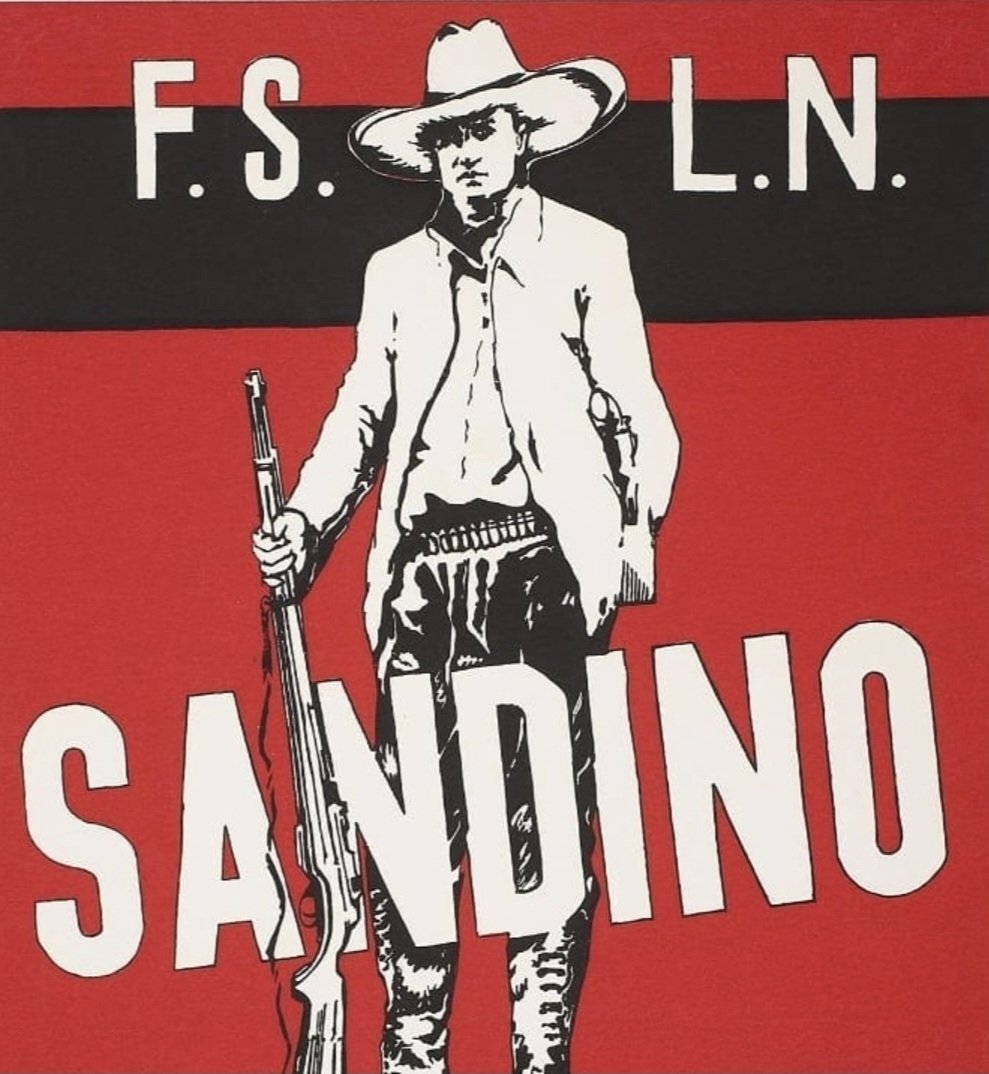 RedPlaneta2's tweet photo. #TalDíaComoHoy de 1961, en el exilio hondureño y en una reunión celebrada en Tegucigalpa, Carlos Fonseca Amador, Tomás Borge y Silvio Mayorga impulsaron la fundación del Frente Sandinista de Liberación Nacional (FSLN). Nacía así una organización revolucionaria que buscaba  liberación nacional de Nicaragua. 

Su nombre no era casual: el sandinismo recuperaba la herencia de Augusto César Sandino, el guerrillero que resistió la intervención estadounidense en Nicaragua en los años veinte y treinta y que se convirtió en símbolo de la lucha antiimperialista en todo el país. Carlos Fonseca hizo de esa memoria un eje político e histórico para ligar la revolución nicaragüense con las tradiciones de combate del pueblo.

El FSLN surgió en una Nicaragua dominada por la dinastía Somoza, que desde mediados de los años treinta controlaba el gobierno, la Guardia Nacional y una parte creciente de la economía nacional, en un régimen marcado por la represión, la corrupción y la dependencia estructural respecto a EE. UU. Frente a esa realidad, el sandinismo planteó una ruptura revolucionaria con el orden oligárquico, dictatorial e imperial.

La Revolución Cubana fue decisiva en la formación política del FSLN. En su estela, Fonseca y otros militantes rompieron con la idea de una transición pactada con la burguesía y asumieron una perspectiva de lucha armada y de revolución social. El FSLN combinó distintas estrategias a lo largo de los años —desde el foquismo y la guerrilla rural hasta la insurrección urbana y la movilización popular—, porque su combate no fue una guerra de guerrillas aislada, sino una mezcla de revolución armada y de masas contra la dictadura somocista.

Ese proceso culminó el 19 de julio de 1979, cuando la insurrección popular sandinista derrocó a Anastasio Somoza Debayle. El triunfo abrió una etapa de profundas transformaciones sociales —como la campaña de alfabetización y la reforma agraria—, pero también desencadenó la agresión contrarrevolucionaria de EE. UU y la guerra de la Contra, que desgastó al país durante la década siguiente y marcó el destino posterior del FSLN y de Nicaragua.

​"El Frente Sandinista de Liberación Nacional (FSLN) ha surgido de las entrañas del pueblo nicaragüense como la vanguardia armada destinada a conducir la lucha contra la dictadura somocista y el imperialismo yanqui. Nosotros hemos recogido la bandera de Augusto César Sandino, traicionado y asesinado, para continuar su obra de liberación. No nos mueve el odio, sino el amor a nuestro pueblo, la necesidad de poner fin a la explotación, al hambre y a la miseria que sufren nuestros campesinos y obreros bajo el yugo de la oligarquía y los monopolios extranjeros."
-Fonseca Amador, C. (1984). Bajo la bandera del sandinismo: Textos políticos.
