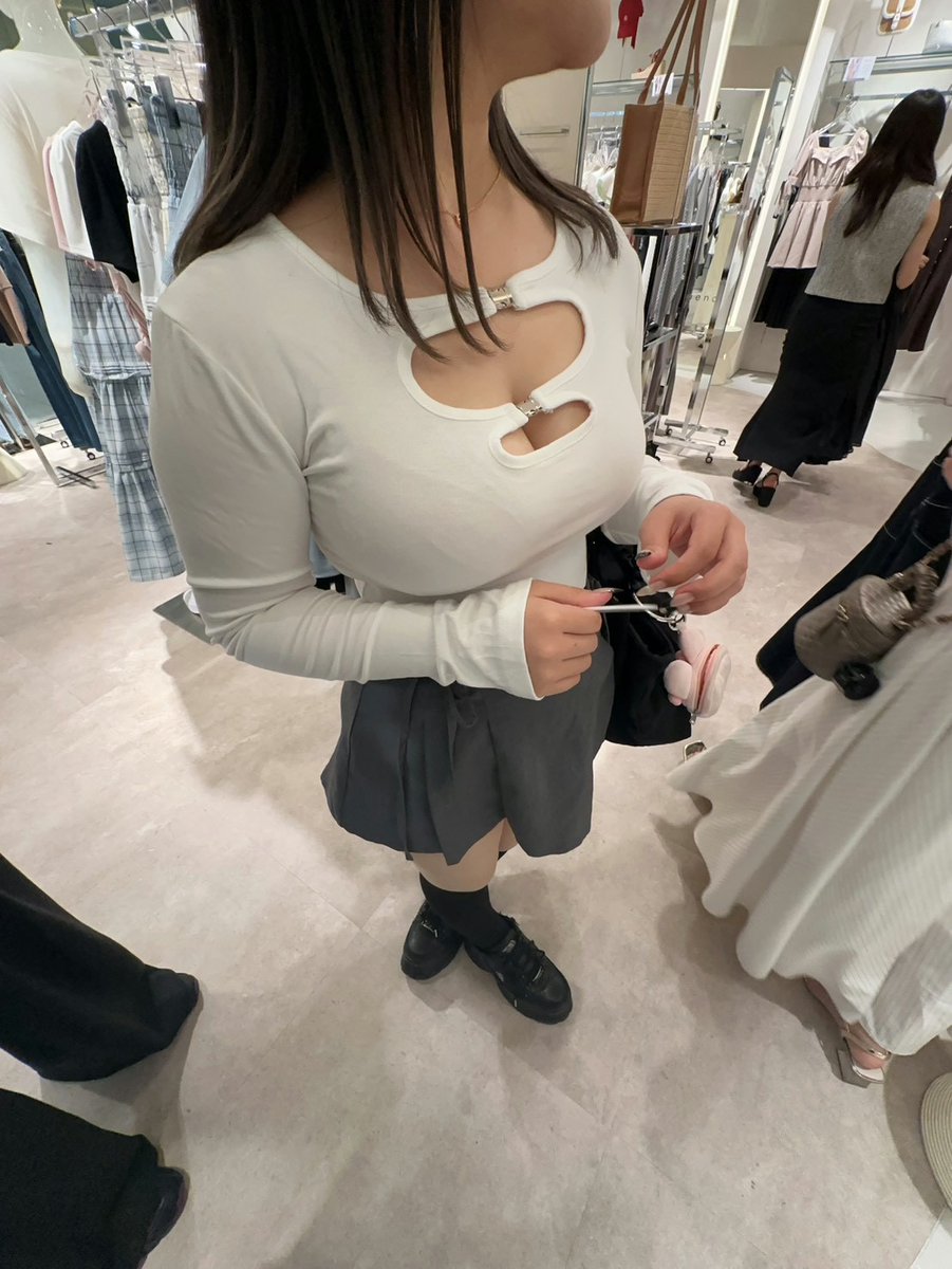 komiyaBFF's tweet photo. 女2で遊ぶ服ではなくない？？？？ https://t.co/DzdYNTi1VJ