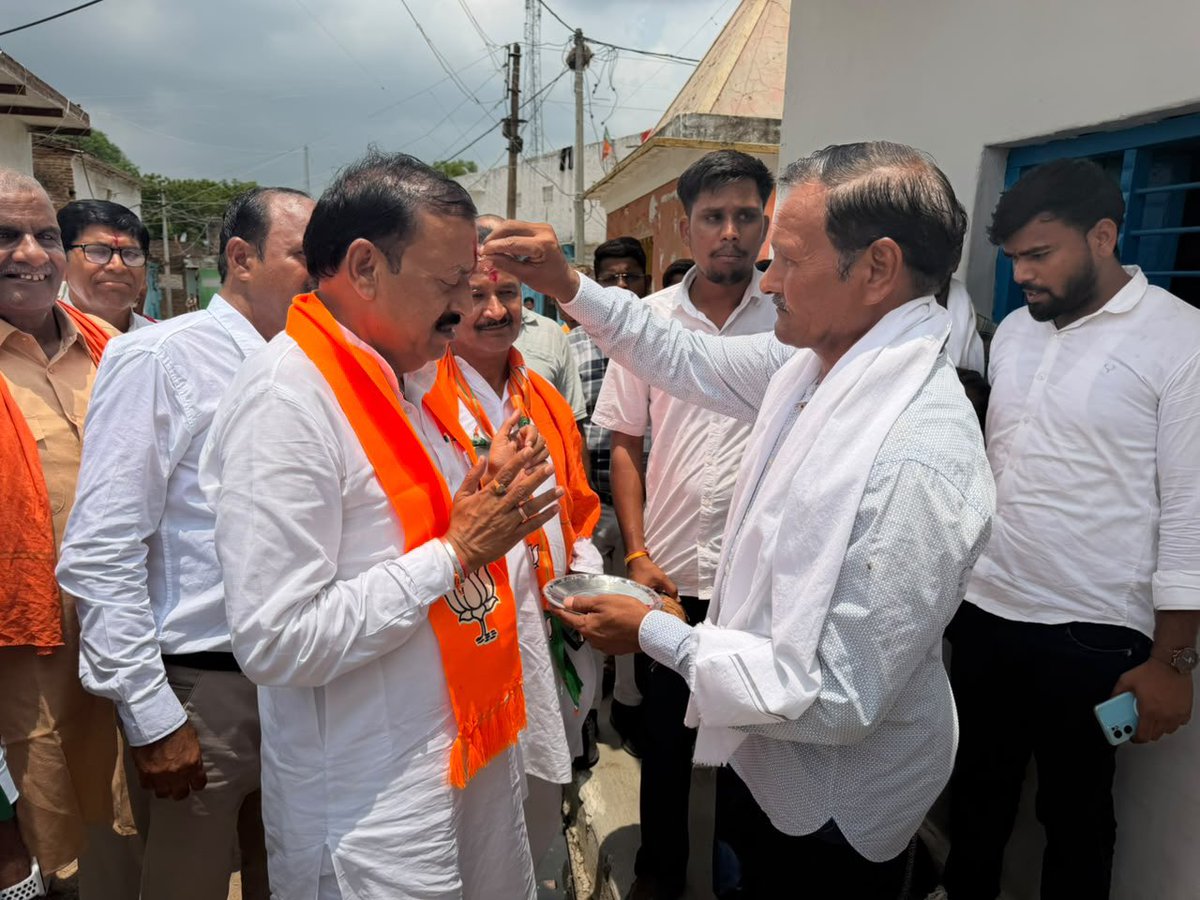 mahendrabjp64's tweet photo. आज दतिया विधानसभा उपचुनाव के दौरान ग्राम कुरथरा में जनसंपर्क एवं आत्मीय संवाद किया। ग्रामवासियों का स्नेह, विश्वास और उत्साह यह स्पष्ट संदेश दे रहा है कि विकास, सुशासन और जनसेवा के संकल्प के साथ भाजपा के प्रति जनसमर्थन निरंतर मजबूत हो रहा है।

आदरणीय नागरिकों से आत्मीय संवाद कर क्षेत्र के विकास, जनकल्याण और समृद्ध भविष्य के लिए भाजपा प्रत्याशी श्री @Ashutosh4BJP जी के पक्ष में समर्थन एवं आशीर्वाद का आग्रह किया।

इस अवसर पर कोलारस विधायक श्री महेंद्र राम सिंह यादव जी, पूर्व एमएलसी श्री श्याम सुंदर यादव जी, एवं जिला पंचायत सदस्य श्री रामनरेश यादव जी की गरिमामयी उपस्थिति रही।

संकल्प हमारा – विकसित दतिया, सशक्त मध्यप्रदेश।
जन-जन का विश्वास, भाजपा के साथ।
कमल खिलेगा, विकास बढ़ेगा। 

@narendraramodi @AmitShah @NitinNabin @shivprakashbjp @ajayjamwalbjp @bjpdrmahendra @DrMohanYadav51 @Hkhandelwal1964 @JM_Scindia @BJP4MP 
#Datia #DatiaByElection #BJP #AshutoshTiwari