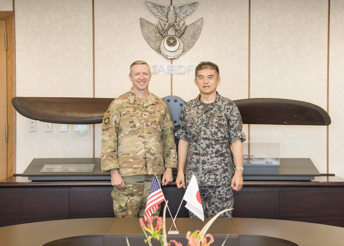 JASDF_PAO_ENG's tweet photo. Lt Gen Momma, VCoS #JASDF received office call from Col Colunga, Deputy Commander, 5th Air Force, following his assumption of duty and extended a warm welcome.
JASDF will continue to strengthen cooperation with 5AF and contribute to peace and stability in the region. @air_fifth https://t.co/3WinMnOx5H