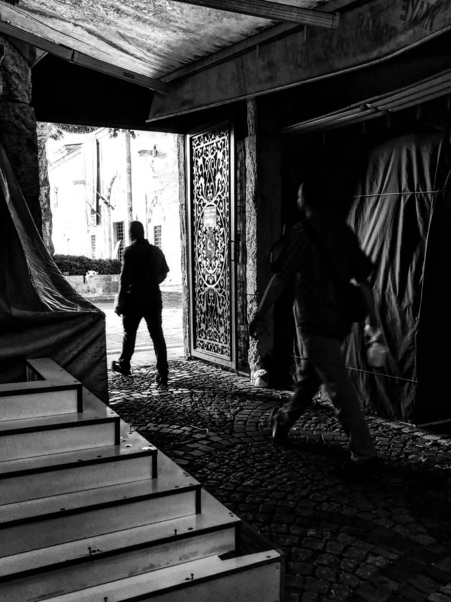 meltemsumeli's tweet photo. Sahhaflar Çarşısı 
Photo by Meltem Sumeli 📷 
#streetphotography #photo #bnw https://t.co/3Y2PKiv6O5