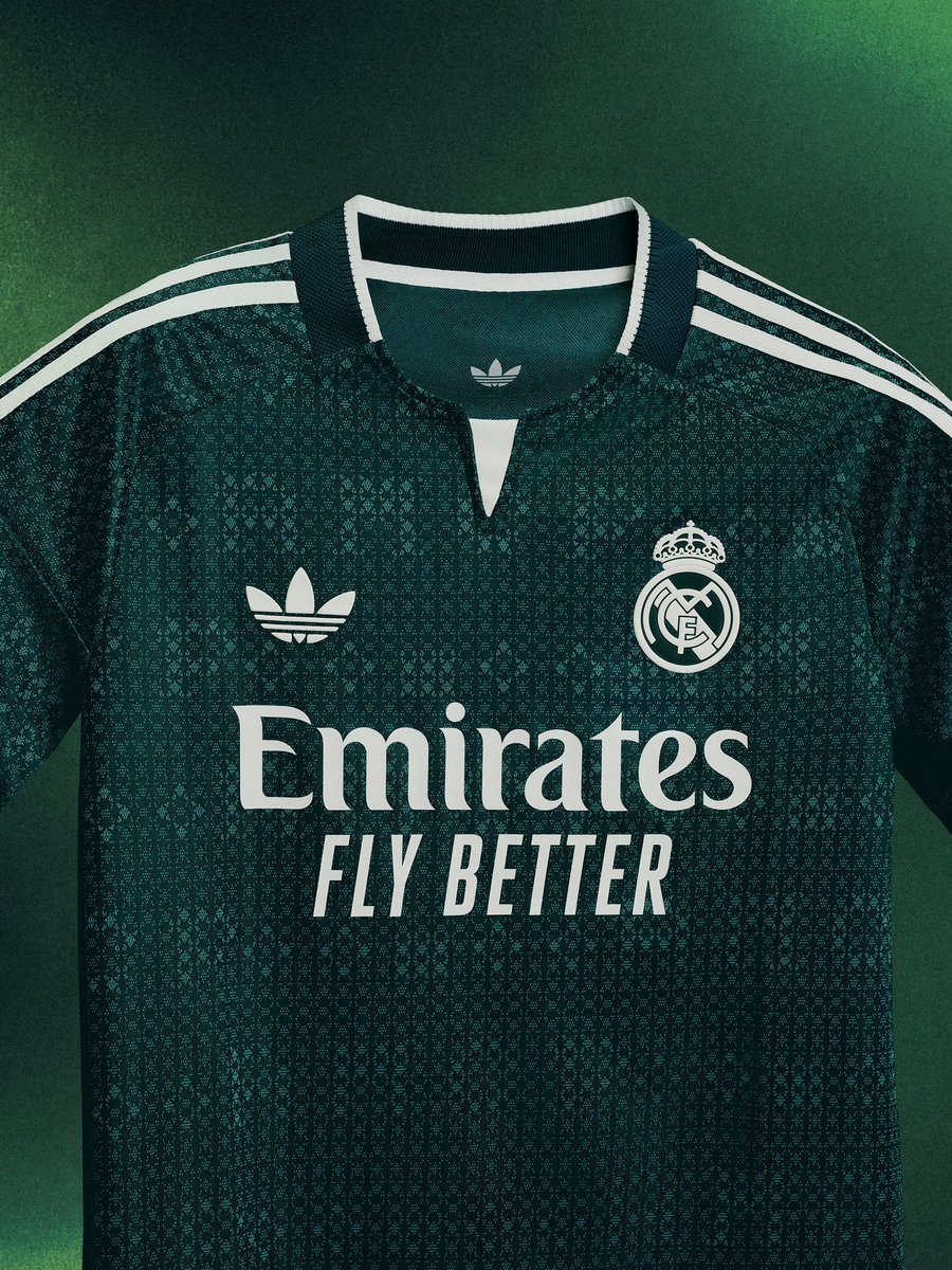 classicshirts's tweet photo. 🚨𝑺𝑯𝑰𝑹𝑻 𝑨𝑳𝑬𝑹𝑻: The new Real Madrid away shirt.

Real Madrid are back in dark green for the first time since 2012/13. The shirt features an engineered geometric pattern using the club’s initials.

What do you think? 🤔 https://t.co/uDypUnxcRC