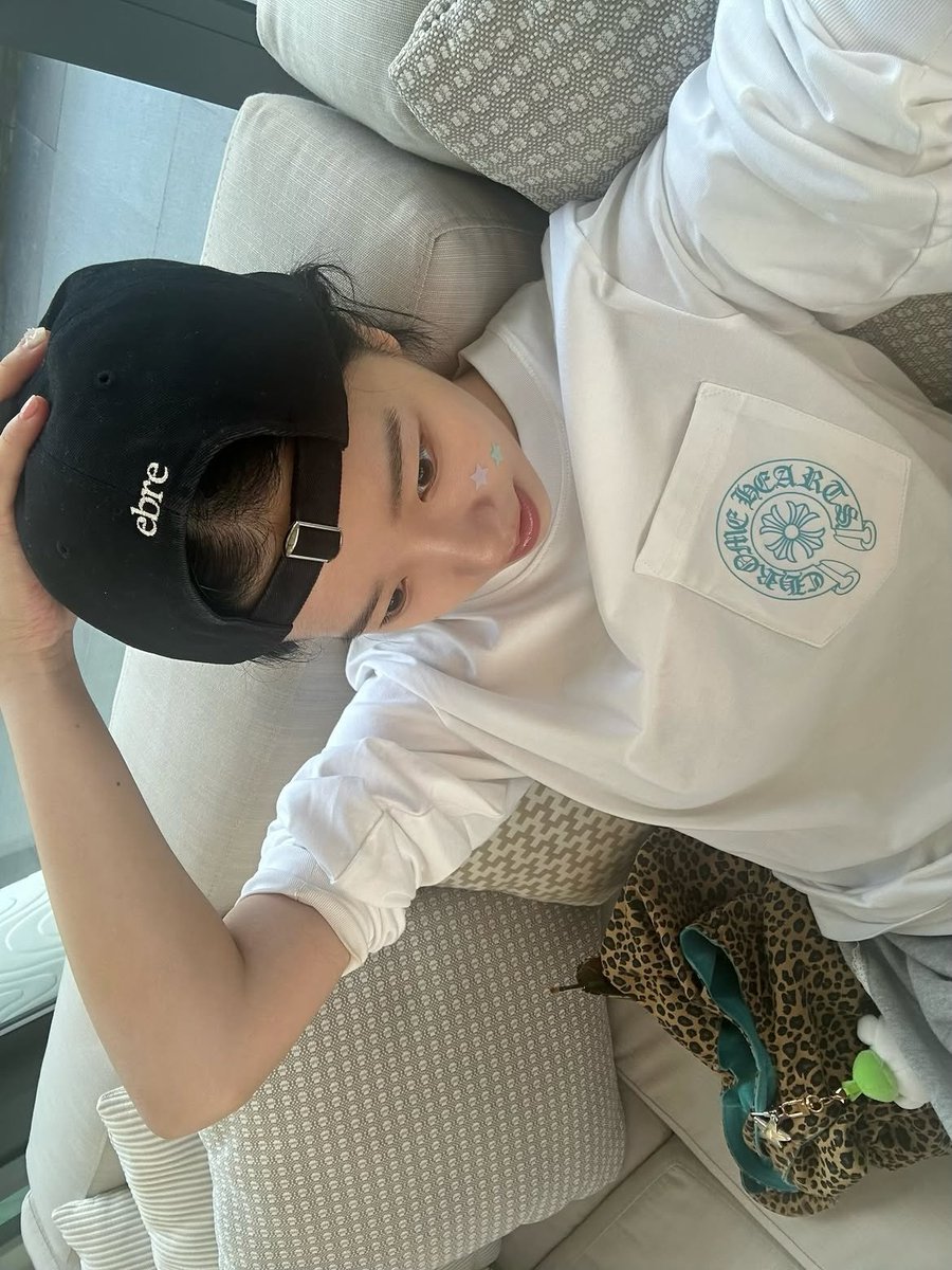 JOYURI_011022's tweet photo. 조유리 너 몇살이야 https://t.co/EBn09KzU62
