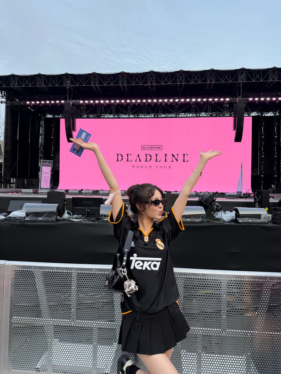 YangLesheng's tweet photo. Just walked off the stage after my set and someone yelled “U R funnier than my dad’s bad jokes at Thanksgiving” — I’ll take that L, actually. https://t.co/QH0sWMutNG