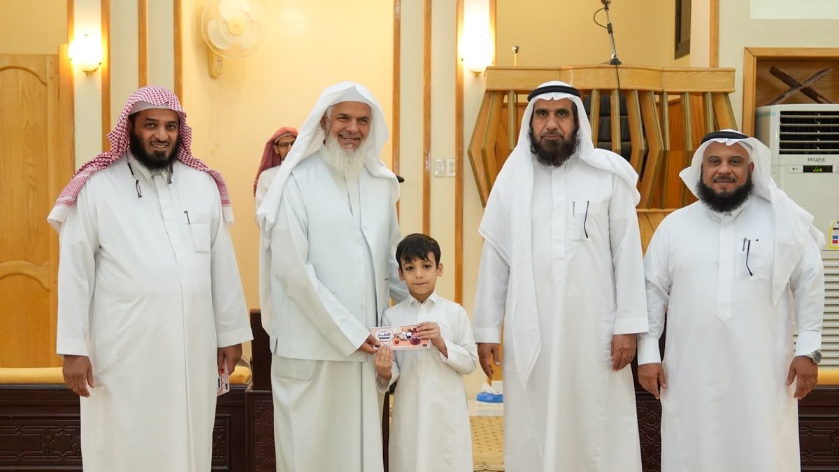 moqhawi1's tweet photo. تشرف مجمع الحلقات بزيارة من @quranahsa وجاءت هذه الزيارة للوقوف على سير الحلقات القرآنية، ومتابعة مستوى الانضباط والتفاعل الطلابي، إلى جانب الاطلاع على الجهود المباركة التي يبذلها المعلمون في خدمة كتاب الله تعالى، وفي ختام الزيارة، جرى تكريم الطلاب المتميزين في الأسبوع الأول. https://t.co/EkPDW0cEct