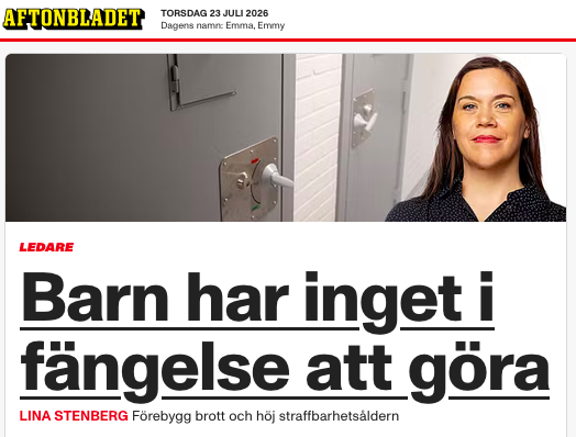 BorisBenulic's tweet photo. De ger sig aldrig på AB:s ledarsida … mördarynglen ska inte låsas in, de ska få ranta runt i frihet och leta efter nästa offer så de får ut stålar så de kan köpa sig en märkesjacka.
Lina Stenberg försöker förtvivlat få läsaren att tro att det är social utstötthet som skapar 13-åriga mördare.

Men vi tar det en gång till.
Det finns absolut ingenting, absolut ingenting, som tyder på att 13-åringar mördar för att de behöver pengar för att köpa mat till sina hungriga småsyskon, eller mediciner till sin handikappade och svårt sjuka föräldrar.

De mördar för att de vill ha pengar. Mycket pengar.
Hur i h-e ser de “brottsförebyggande åtgärderna” ut då? Dela ut presentkort på NK?

Det är ju inte så att det föreligger ett informationsunderskott som innebär att de mordiska 13-åringarna inte känner till att man inte får döda en annan människa eller spränga ett hus i luften.
Det vet de mycket väl.

Och … det som behövs är därför inte sociala insatser, utan avskräckande åtgärder.
Att man måste sitta på ett Sis-hem i fyra år avskräcker ingen.
Att man kommer att få sitta inlåst i minst 12 år i ett fängelse skulle faktiskt avskräcka även en 13-åring med lågt IQ och bristande impulskontroll.

Svårare än så är det inte.

Staten har ett ansvar för att skydda medborgarna mot våld.
Det är statens huvudsakliga uppgift – det är däremot inte statens uppgift att fostra barn i moraliskt avseende.
Det är föräldrarnas.

Om barn mördar så måste staten i verklig, och drabbande mening straffa barnen.

Funktionerna måste hållas isär.
Staten garanterar medborgarna basala rättigheter.
Föräldrar fostrar sina barn till fungerande personer.
Om föräldrarna misslyckas är det inte så mycket annat som kan göras än att straffa barnen.
En sådan situation kan förhoppningsvis få slöa föräldrar att ta ansvar för sina barn så att de inte mördar, förnedringsrånar eller genomför bombattentat.

Staten i Sverige garanterar fri skola, vård, omsorg och om så behövs sociala bidrag till dem som anses behöva det. Man kan alltid diskutera kvaliteten, men den torde vara fullt tillräcklig för att man inte ska behöva mörda en annan människa.

Hänvisning till utanförskap visar bara att man valt ett sådant tillstånd själv.

Men jag utgår från att Lina Stenbergs motvilja mot att låsa in 13-åriga mördare beror på att hon är rädd att rekryteringsbasen för Unga Örnar och SSU-ska minska om alla potentiella medlemmar sitter på Kumla eller Hall.