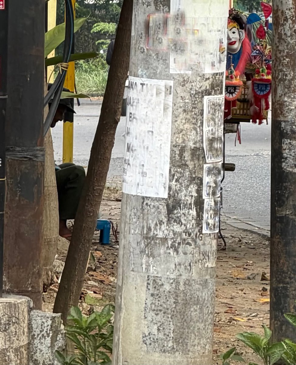 KanjengRat4u's tweet photo. Sedih bgt 😭😭

Beberapa kali kerumah temen ketemu kakek ini duduk diem di pinggir jalan sambil melamun, akhirnya hari ini memutuskan berhenti

Beliau jualan mainan anak

Kakeknya kurus bgt, katanya makan sehari 1x, rumah beliau aga jauh (gatau dimana), beliau duduk di situ sampai sore karna malem mata susah liat😭😭

Karna ga bawa uang cash, akhirnya beli bakso pake qris & cuma bisa kasih kakeknya itu 😭😭😭

Ya Allah, @prabowo.gibran2 rakyat lo banyak yang susah nih, MBG lebih layak buat mereka
cc: zhazizuh