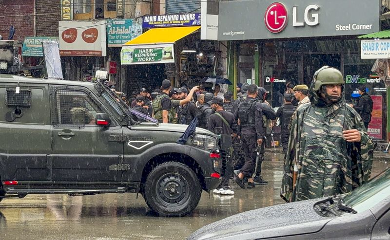 SeherMirzaK's tweet photo. Simultaneous raids were conducted in #Srinagar, #Anantnag, #Baramulla, #Budgam, #Shopian, #Ganderbal, #Kupwara, #Handwara, #Sopore, #Bandipora, #Kulgam and several other areas. https://t.co/sdwKXncGAA