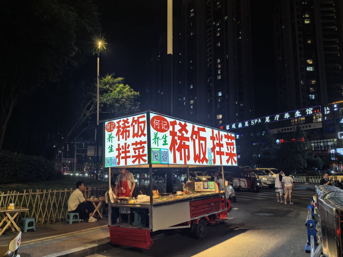 LanBalton's tweet photo. Crunchy street-style fried squid skewers, seasoned perfectly with chili flakes—perfect quick bite for a night walk! https://t.co/fT3BzccgzU