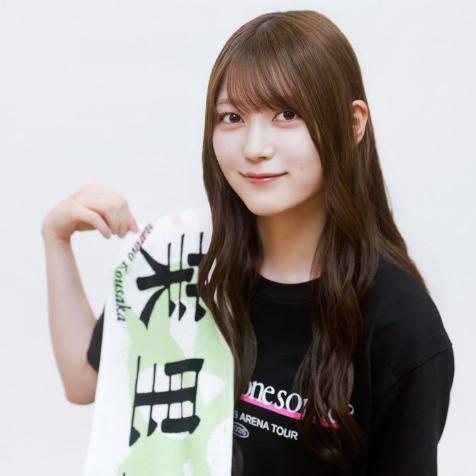 Bahsq0's tweet photo. 「どう？可愛いでしょ？」みたいなポーズ助かります🙇‍♂️もちろん茉里乃ちゃんが世界で1番お姫様なので、可愛いですと答えます。 https://t.co/vTDUgKWTV4