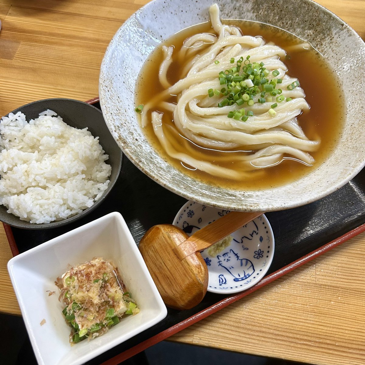ciao4416's tweet photo. 大阪府岸和田市筋海町
『うどん蔵 ふじたや』
本日の定食（中盛）＋とり天 935円
暑い日はぶっかけがいいね
鰹節と煮干の佃煮がご飯のお供に最適。大きめのとり天は下味がしっかりしていて美味しい。わしゃわしゃした太麺うどんが食べ応えあり。 https://t.co/0CTmiIxeQO