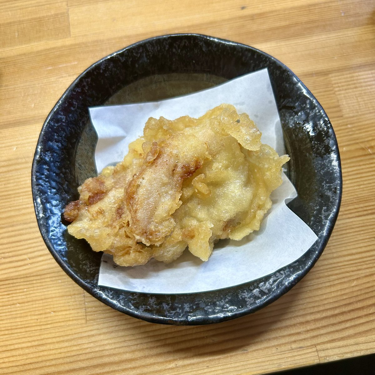 ciao4416's tweet photo. 大阪府岸和田市筋海町
『うどん蔵 ふじたや』
本日の定食（中盛）＋とり天 935円
暑い日はぶっかけがいいね
鰹節と煮干の佃煮がご飯のお供に最適。大きめのとり天は下味がしっかりしていて美味しい。わしゃわしゃした太麺うどんが食べ応えあり。 https://t.co/0CTmiIxeQO