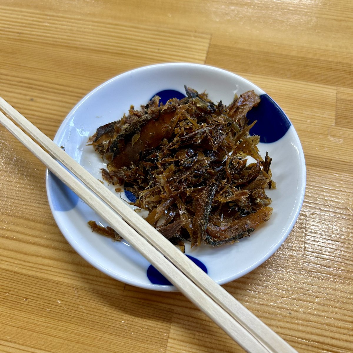 ciao4416's tweet photo. 大阪府岸和田市筋海町
『うどん蔵 ふじたや』
本日の定食（中盛）＋とり天 935円
暑い日はぶっかけがいいね
鰹節と煮干の佃煮がご飯のお供に最適。大きめのとり天は下味がしっかりしていて美味しい。わしゃわしゃした太麺うどんが食べ応えあり。 https://t.co/0CTmiIxeQO