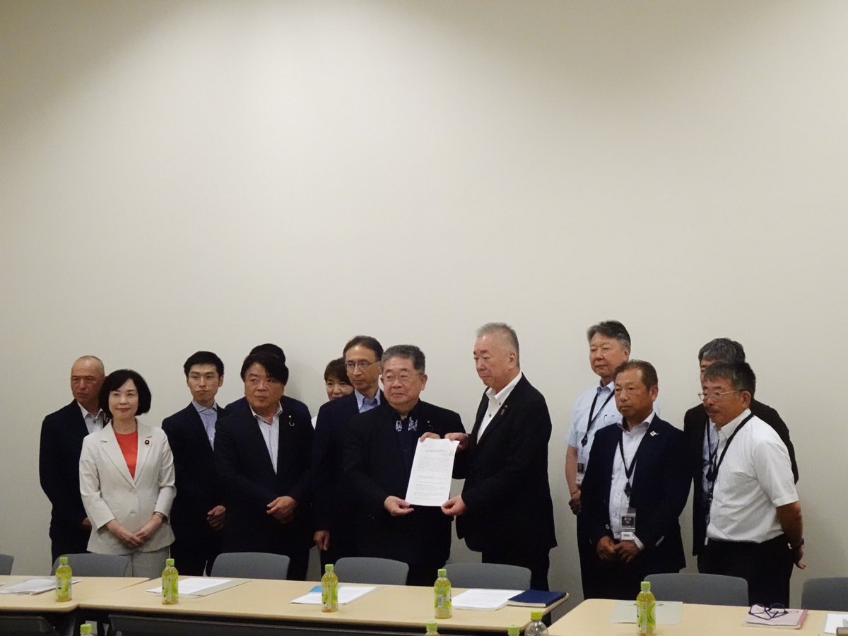 yamazoejimusyo's tweet photo. 全建総連から中東情勢の影響を踏まえた対策や建設国保拡充などについて要請を受け、懇談しました。
「ナフサ・ショックでは、資材不足で現場が一つが止まるとすべて完成しないのが建設業だと痛感した。資材不足や価格高騰の影響が続く。倒産させない支援を政府にも要望していきたい」と #山添拓 議員。 https://t.co/gCBp8ssawk