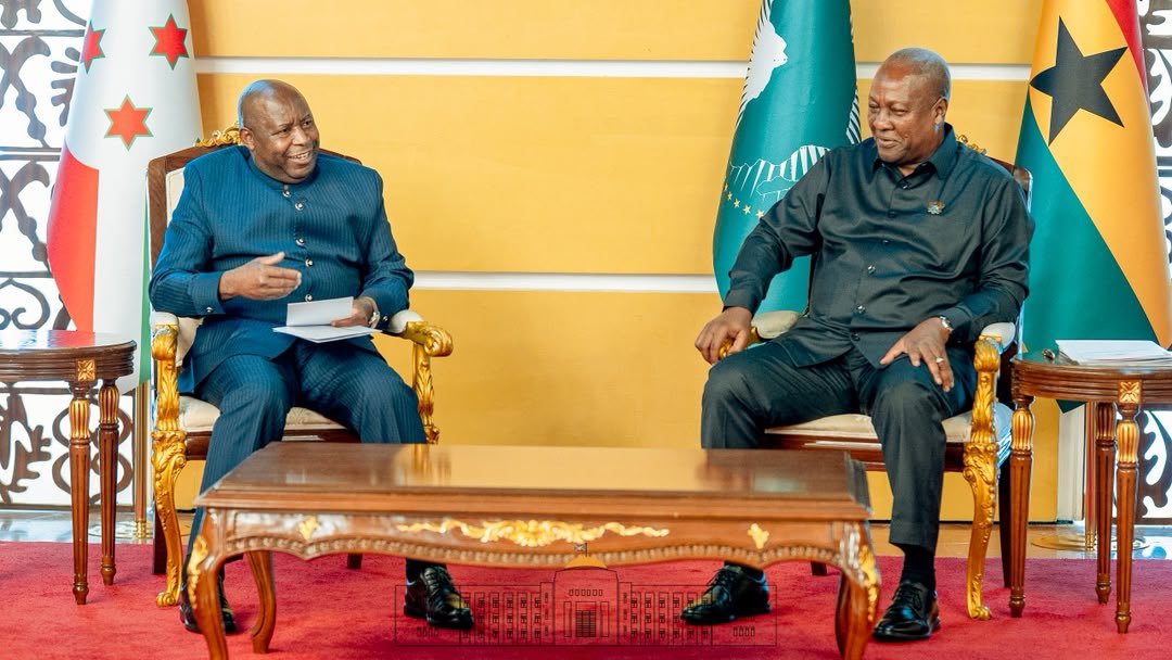 KwaNtare's tweet photo. Inyuma y'inama idasanzwe y'Ubumwe bwa Afrika kuvyerekeye amagara y'abantu ku ncuro ya 20, Umukuru w'igihugu c'U #Burundi🇧🇮 akaba n'Umukuru w'Ishirahamwe rya @_AfricanUnion Nyenicubahiro @GeneralNeva, yarakiriwe na mugenzi wiwe wa #Ghana Nyenicubahiro John Dramani Mahama.
Abo ba Nyenicubahiro bompi baraganiriye kuvyerekeye  imigenderanire y'ibihugu vyabo be no gukomeza imigambi y'iterambere ku nyungu y'abenegihugu.
