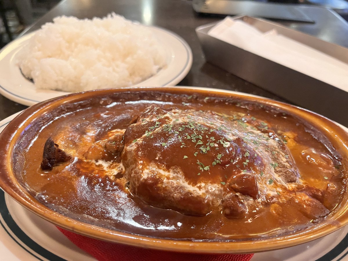 akibaru2022's tweet photo. 秋葉原「THE R.C. ARMS」のビーフシチューハンバーグが美味すぎるよ…ハンバーグは思ったよりもデカくてジューシーでめっちゃ美味いし、ビーフもゴロゴロ入ってるし。こんなに美味いビーフシチューハンバーグが駅の目の前で食べられるなんてやばすぎる…教えてくれたフォロワーさんに大感謝！ https://t.co/ukdFcxgdPX
