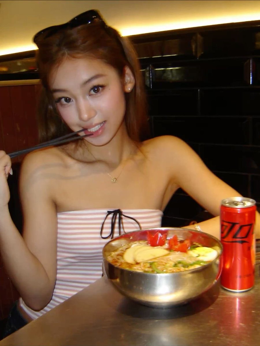 rukaofshedtwt's tweet photo. i cant wait to be skinny enough to use food as an accessory in photos https://t.co/CHpevdv7Qt
