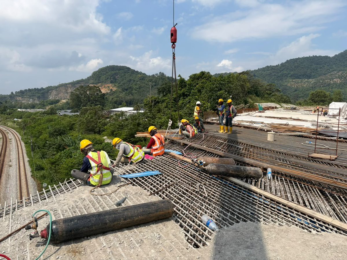 IPJKR_Official's tweet photo. INSIDEN KONKRIT JATUH DI ATAS LANDASAN BERHAMPIRAN STESEN KTMB BATANG BENAR SEMASA KERJA-KERJA PEMBINAAN DECK SLAB JAMBATAN PROJEK MEMBINA JALAN BARU DARI NILAI – LABU KE BANDAR ENSTEK (MVV), DAERAH SEREMBAN, NEGERI SEMBILAN.

SEREMBAN, 23 JULAI 2026 – Ketua Pengarah Kerja Raya, YBhg. Dato' Ir. Ibrahim bin Esa, telah mengadakan lawatan tapak ke lokasi insiden konkrit yang jatuh di atas landasan berhampiran Stesen KTMB Batang Benar semasa kerja-kerja pembinaan deck slab jambatan sedang dilaksanakan.
Berdasarkan siasatan awal, insiden tersebut berpunca daripada kegagalan fungsi cantilever bracket untuk menampung konkrit semasa kerja-kerja pengkonkritan deck slab dijalankan.

Susulan kejadian itu, semua kerja pembinaan di lokasi telah dihentikan serta-merta bagi membolehkan siasatan terperinci dijalankan. Laluan KTMB turut ditutup sepenuhnya bagi membolehkan kerja-kerja pembersihan dan memastikan aspek keselamatan dipatuhi sepenuhnya.

Dalam lawatan tersebut, YBhg. Dato' Ir. Ibrahim bin Esa memandang serius insiden berkenaan serta memberikan amaran keras kepada kontraktor yang terlibat. Beliau turut mengarahkan supaya tindakan pembaikan dan langkah mitigasi dilaksanakan dengan serta-merta bagi mengelakkan kejadian seumpama ini daripada berulang.

JKR Malaysia menegaskan bahawa tiada sebarang kompromi terhadap mana-mana kontraktor yang gagal mematuhi keperluan keselamatan di tapak pembinaan. JKR akan terus memperkukuh pemantauan dan penguatkuasaan bagi memastikan keselamatan pekerja, pengguna serta orang awam sentiasa menjadi keutamaan dalam setiap pelaksanaan projek.

#DeliveryIsOurPriority
#IamJKR #KitaJKR
#JasaKepadaRakyat
#TangkasBertindak