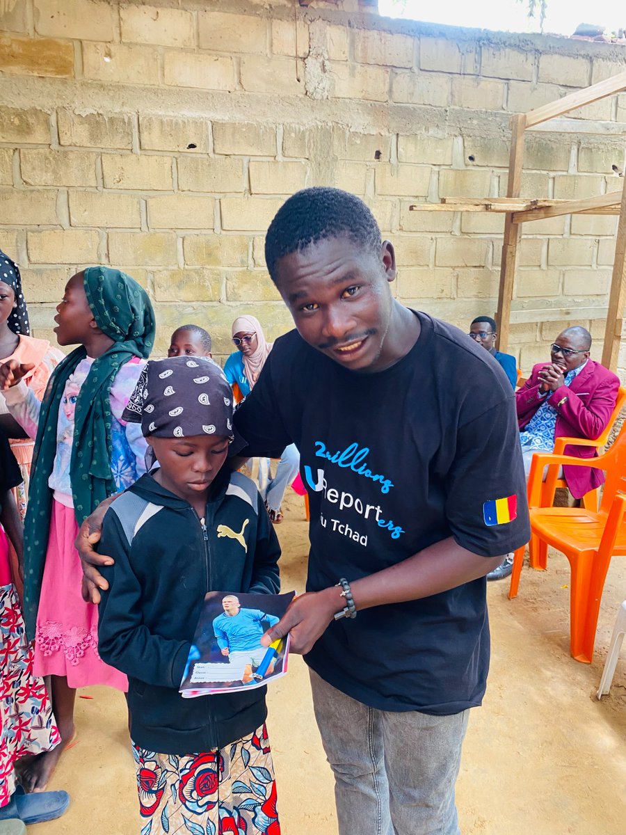 UReportChad's tweet photo. #UAction 🔟

À Ngonba, les U-Reporters ont célébré le #MandelaDay à l'orphelinat : 67 min de salubrité, puis jeux, danses et dons aux enfants 🎁
Un jour, un sourire 💬

#UReportTchad #TaVoixCompte https://t.co/JYzHNyc8U4