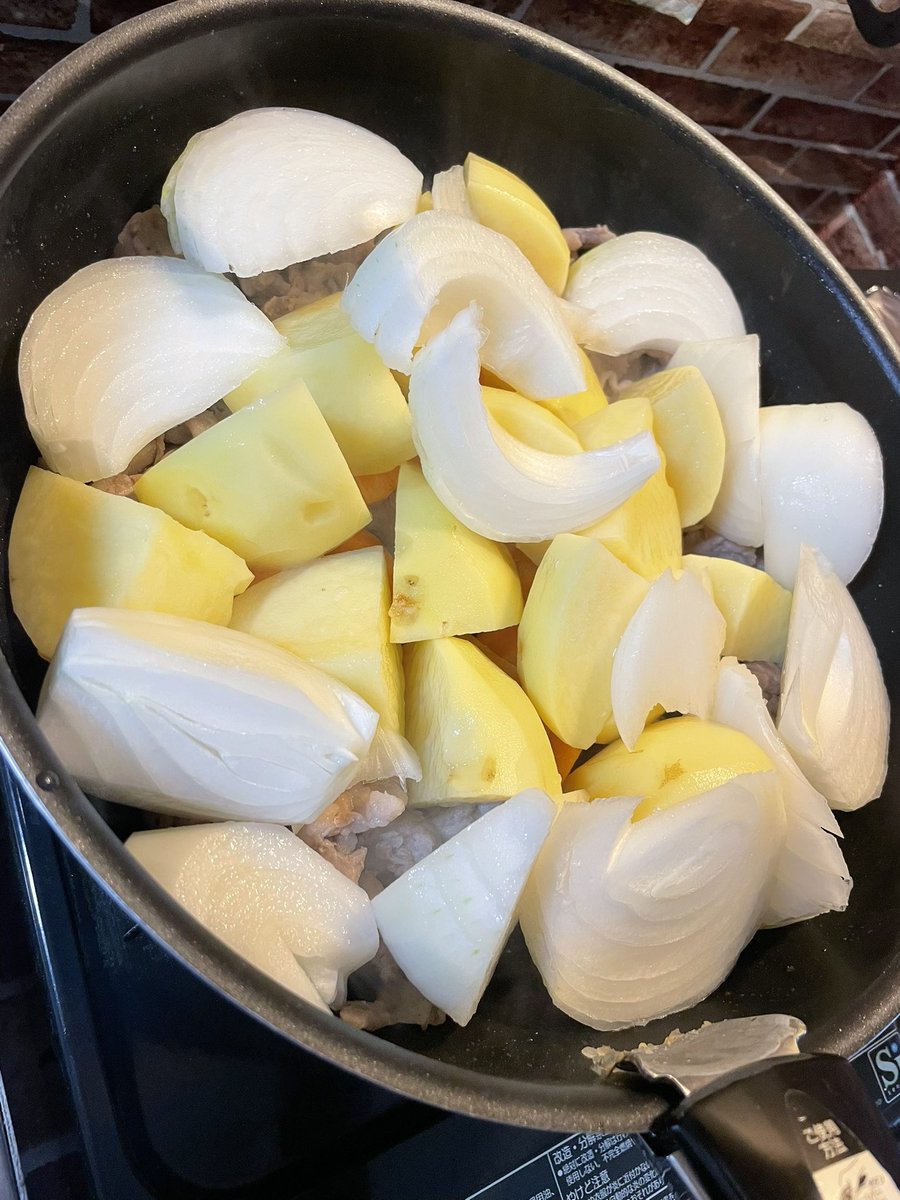 _kamachi's tweet photo. ワンパンでやろうと思ったのに先に肉じゃが作ってしまった...失態

白だし飯意外と好き https://t.co/QFMBT4L2ab