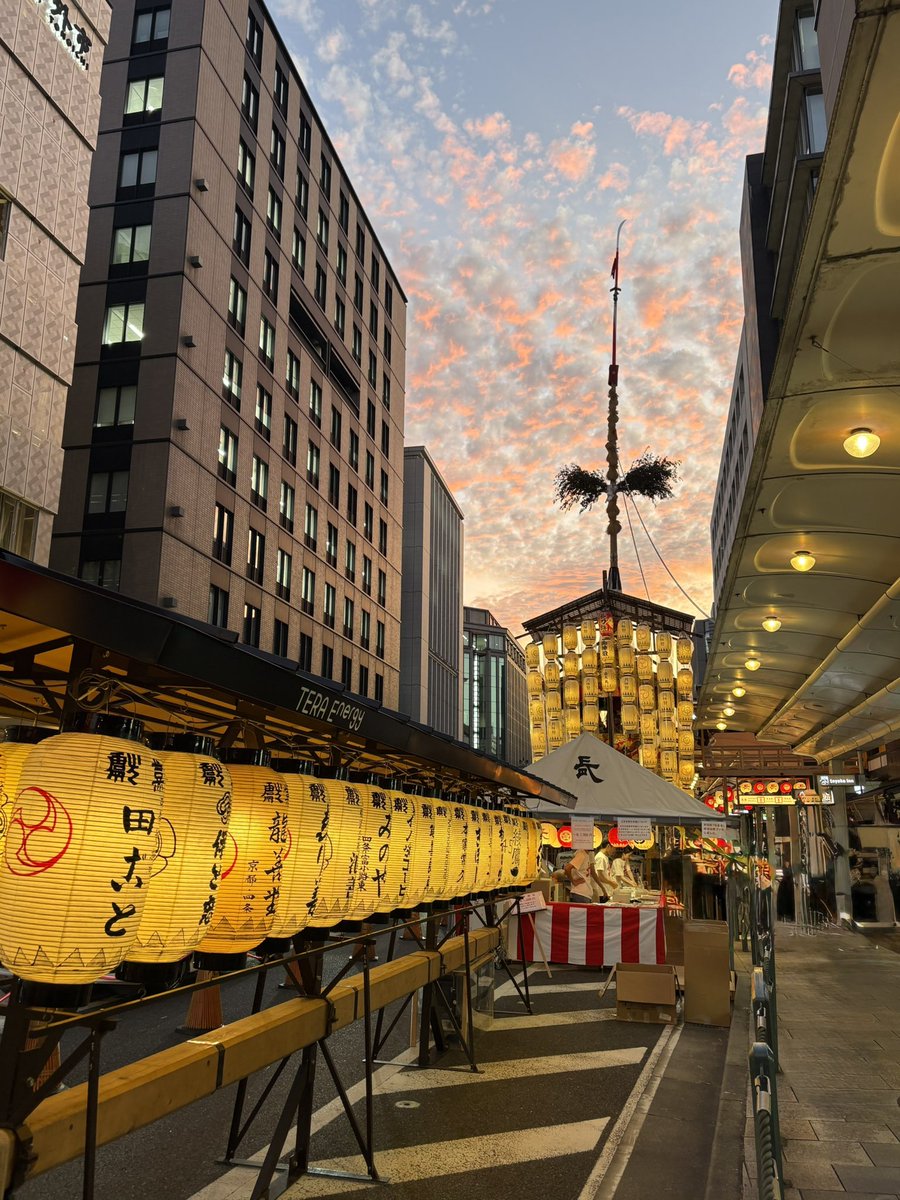 madoka145's tweet photo. ちょっと前に
祇園祭の鉾を見に行きました
これは1番有名な長刀鉾⚔️

他にも何個か見たけど
どれも個性豊かで
近くで見ると迫力がすごい！

街中を歩いていると聞こえるお囃子が心地よくて夏を感じます🎐 https://t.co/PkqUiDHCFn