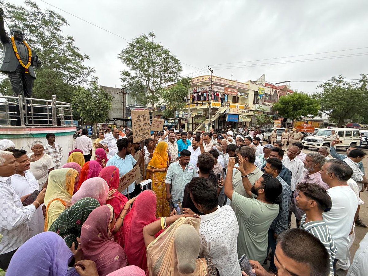 SanyamLodha66's tweet photo. अखिल भारतीय कांग्रेस कमेटी के निर्देश पर सिरोही ब्लॉक कांग्रेस कमेटी के तत्वावधान में जावाल के हरजी चौराहे पर केंद्रीय शिक्षा मंत्री धर्मेंद्र प्रधान के इस्तीफे की मांग को लेकर प्रधानमंत्री नरेंद्र मोदी का पुतला दहन कर विरोध दर्ज कराया।

देश की शिक्षा व्यवस्था से जुड़े गंभीर मुद्दों पर जवाबदेही तय होनी चाहिए। युवाओं और विद्यार्थियों के भविष्य के साथ खिलवाड़ किसी भी कीमत पर स्वीकार नहीं किया जाएगा।

#Congress #Sirohi #Jawal #Education #Rajasthan

@INCRajasthan @INCIndia @GovindDotasra @ashokgehlot51 @SachinPilot @TikaRamJullyINC @Sukhjinder_INC
