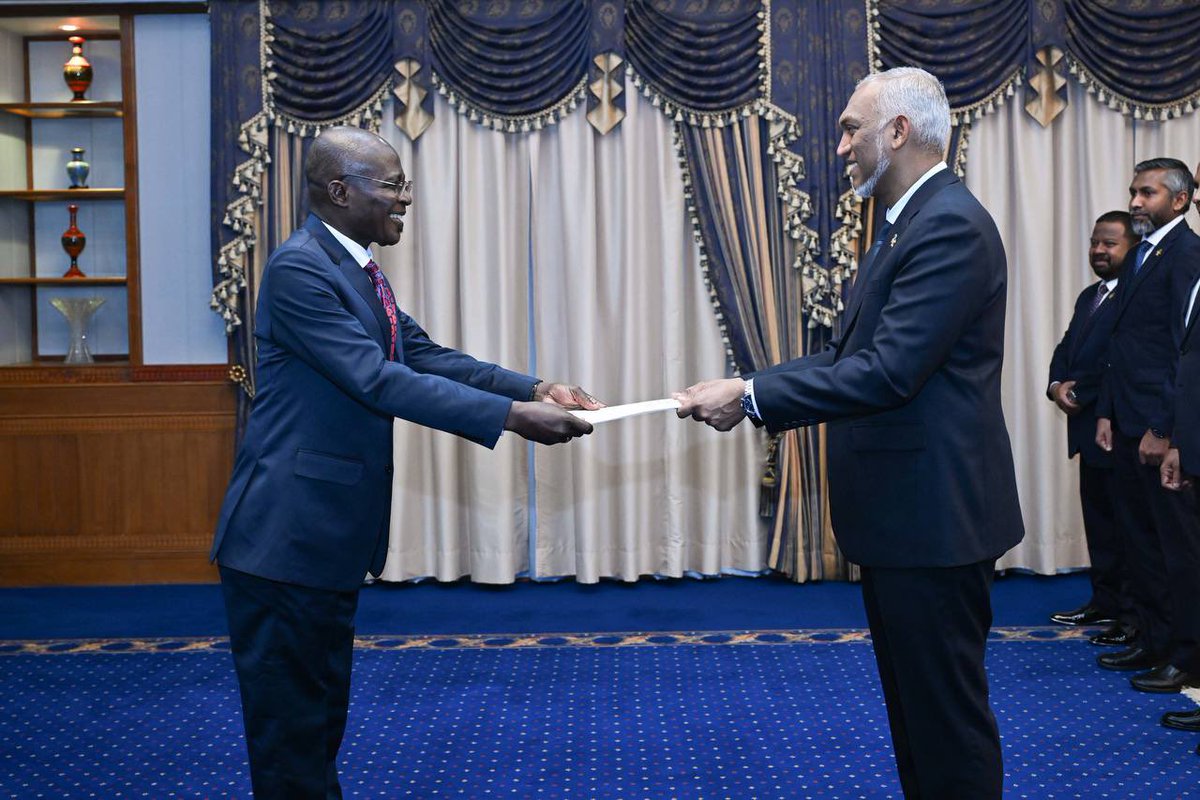 presidencymv's tweet photo. High Commissioner of the Republic of Ghana presents credentials to the President
 https://t.co/jBvdZ1e5kv https://t.co/siInqxrSol