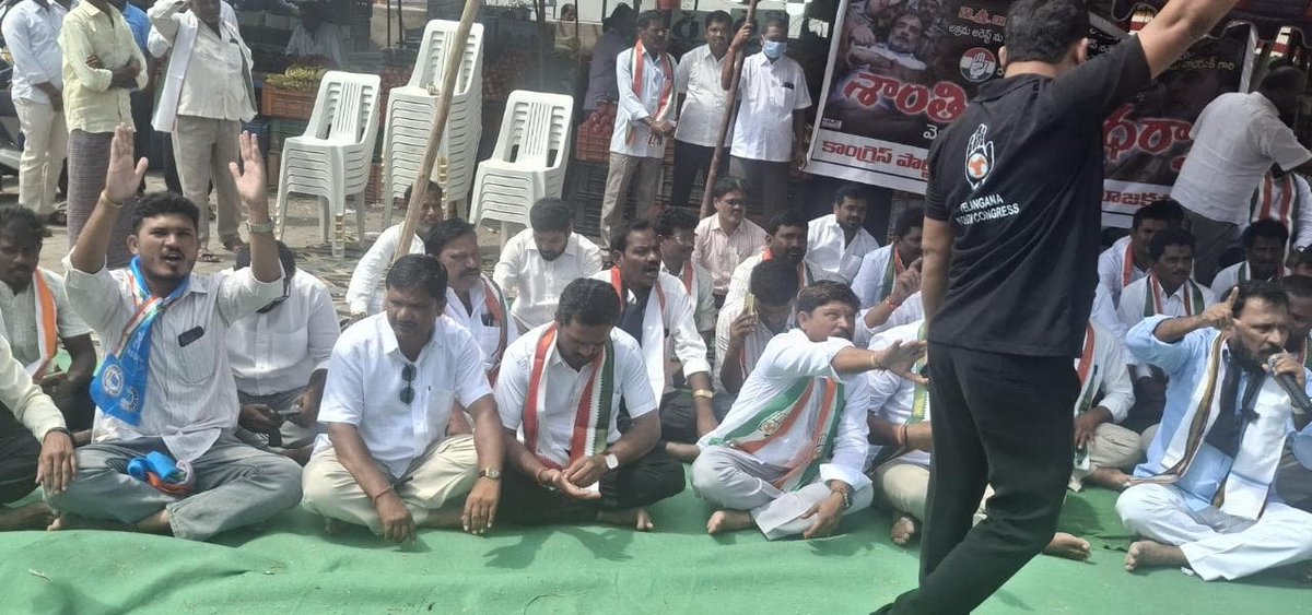 seva_ramavath's tweet photo. రాహుల్ గాంధీ గారి అక్రమ అరెస్ట్ మరియు జంతర్ మంతర్ వద్ద నిరసన చేసిన విద్యార్థులపై బీజేపీ ప్రభుత్వం చేసిన దాడికి నిరసనగా నేడు దేవరకొండ లో జరిగిన ధర్నా కార్యక్రమంలో పాల్గొనడం జరిగింది.
#NSUIDevarakonda
#Sevaramavath
@nsui_swamy 
@TSNSUI https://t.co/gXTi5UXdh6