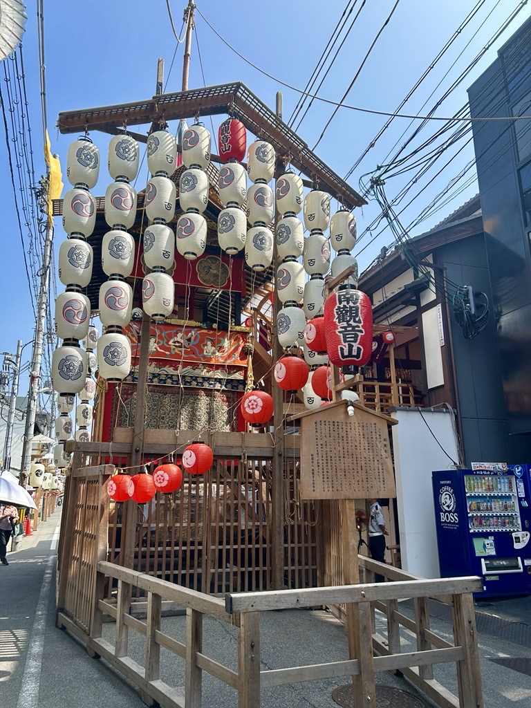 yojiya1904's tweet photo. 祇園祭の山鉾巡行、7月17日だけではないんです❗️

あす7月24日は「後祭(あとまつり)」の山鉾巡行。

もともと山鉾巡行は、前祭と後祭に分かれて行なわれていました。しかし、1966年からは両方の巡行が7月17日に合同で行なわれるように。
そして2014年、49年ぶりに後祭の巡行が復活し、本来の形に戻りました✨️

後祭では、前祭とは異なる11基の山鉾が、前祭とは逆の道順を進みます。
牛若丸と弁慶を表した橋弁慶山を先頭に、鯉山や近年復興した鷹山など、物語も姿も個性豊かな山鉾が登場。最後は大船鉾が飾ります。

前祭とはまた違う11基の山鉾を、一基ずつじっくり見てみてください👀