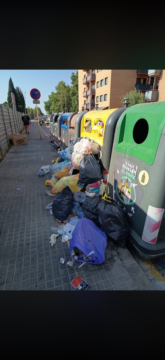 gerardcastilla's tweet photo. @ViladeSalt  Bon dia. És vergonyós l’estat dels contenidors de Salt. A 5 dies de pagar un rebut de 230 € per les escombraries, molts estan plens i no hi ha on llençar la brossa. Els veïns complim; ara us toca complir a vosaltres. Passeu pels carrers i mireu com està tot. https://t.co/NF4eidy3hb