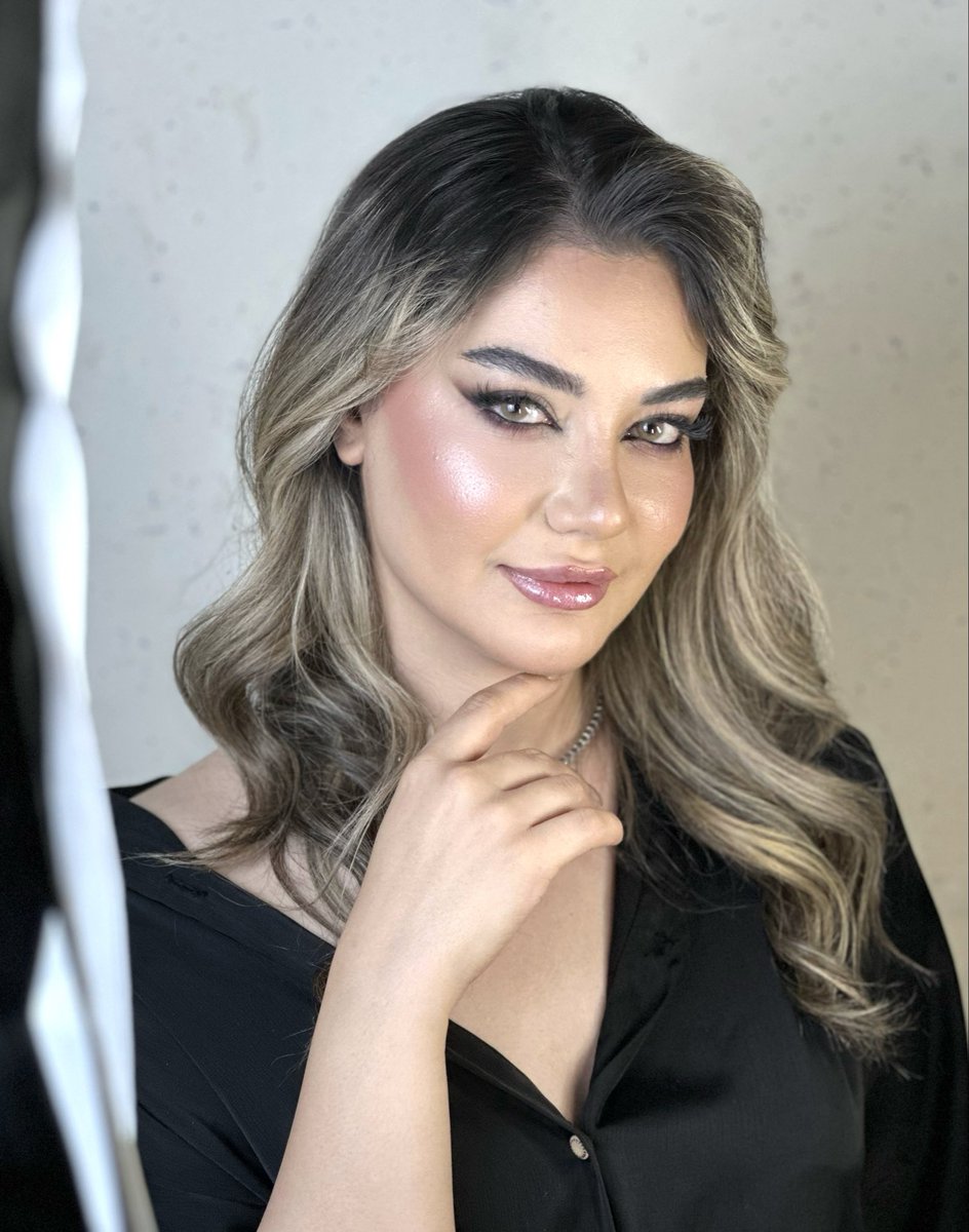 0nelin0's tweet photo. خب خب،تا یکم بازدید اکانتم بالا رفته بگم که من بعد از کلییی سختی کار حسابداری تو شرکتای مسخره و فضای فوق العاده سمی و خشک
وارد شغل مورد علاقم(میکاپ)شدم ☺️🎀
چندتا از نمونه کارامو میزارم اگه خوشتون اومد خوشحال میشم پیجم رو که بیومه فالو کنید🙏🏻🥹 https://t.co/TSUncnbLCg