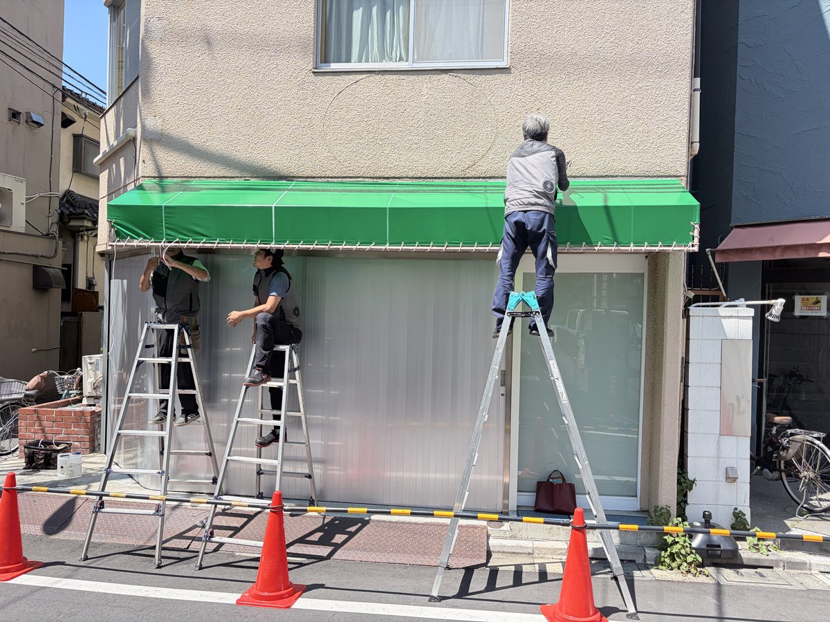 reform99110's tweet photo. 商店街のテント看板の張り替え工事を行っています。　＃屋根工事　＃内装工事　＃外壁塗装　＃雨漏り修理　＃防水工事 https://t.co/vG1nU2yiow