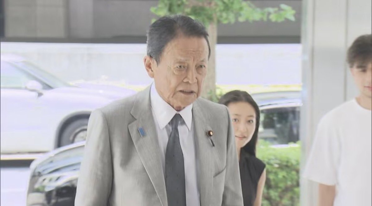 cobta's tweet photo. 麻生太郎が「ようやく、本当にようやく成しとげることができた」と喜ぶ皇室典範改正、強行採決から施行まで早すぎませんか。3ヶ月後にはもう麻生氏の妹や姪は養子をとれて、成人の養子なら子を持てますし、それが男児なら皇位継承権が。

改正皇室典範は明日にも正式公布される予定、公布3か月後に施行 https://t.co/1tK40nfi9o
