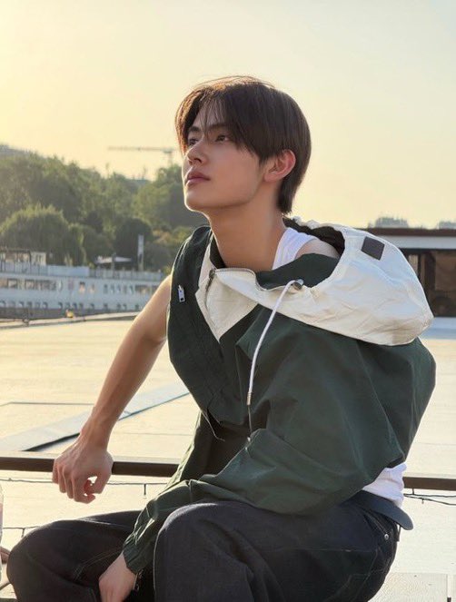 cb0x_'s tweet photo. Paris air hits different https://t.co/vkG2u50oMU