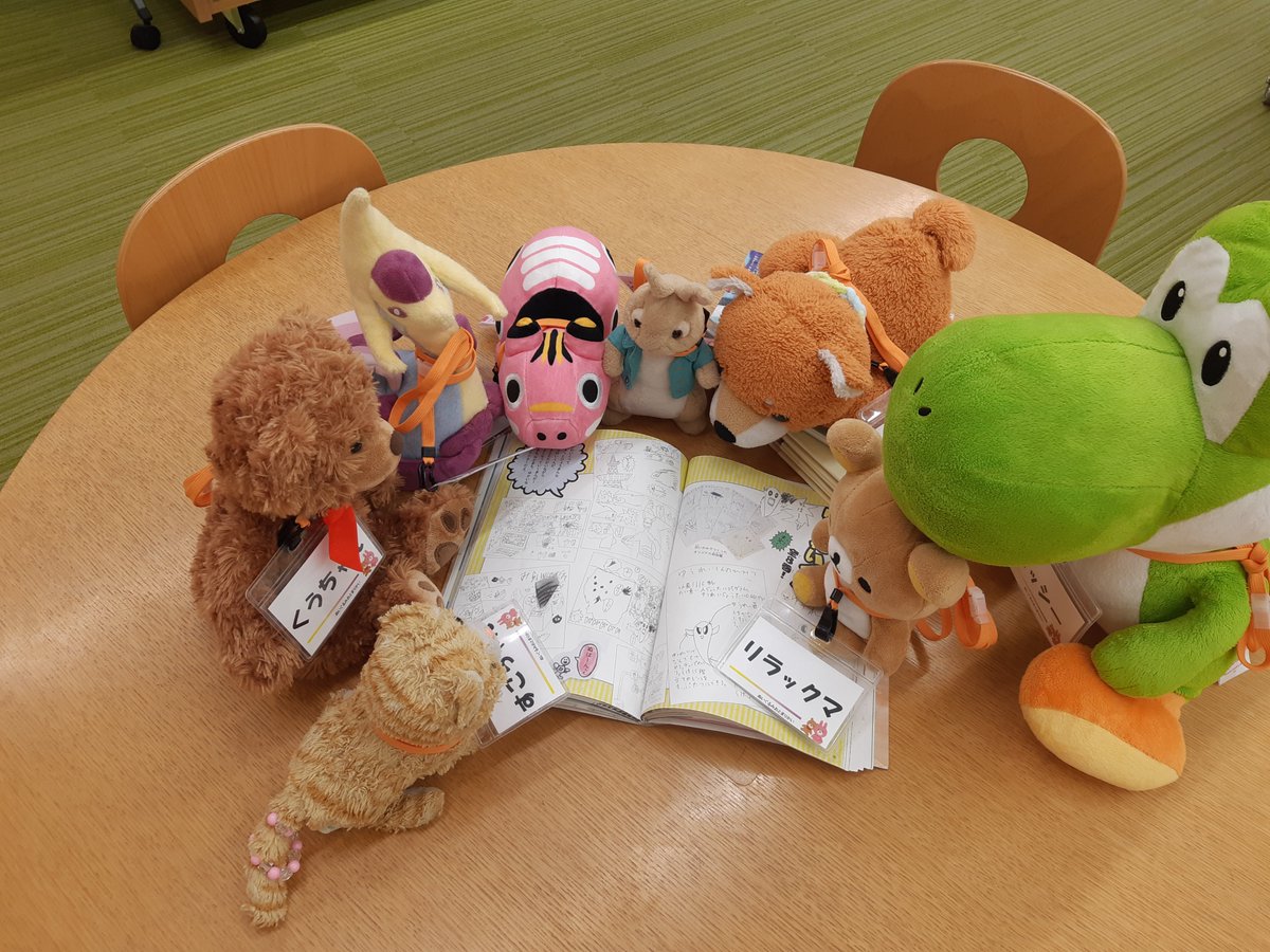 sendai_lib's tweet photo. 【#宮城野図書館 #ぬいぐるみおとまり会】
本をかりてかえろうっと、どれにしようかな？
まよっちゃう。
#仙台市図書館 #宮城野区中央市民センター #青空ミーティング https://t.co/dpZ44PB6ub