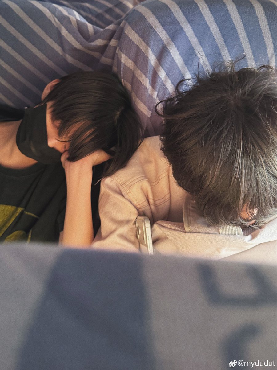 cjmwacsh's tweet photo. 刚上飞机陈三就要睡觉趴了半天哎算了靠一下也不会死so扭头睡了，陈明看手机看困了呀本来想着陈三睡着呢那去靠另一边好了可是可是这个太阳好大好刺眼花了一分钟思考把头贴陈三那去了，，我靠这哥们要干啥好懵逼其实陈三根本没睡着。 https://t.co/NbbF26BYbI