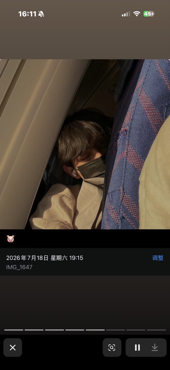 cjmwacsh's tweet photo. 刚上飞机陈三就要睡觉趴了半天哎算了靠一下也不会死so扭头睡了，陈明看手机看困了呀本来想着陈三睡着呢那去靠另一边好了可是可是这个太阳好大好刺眼花了一分钟思考把头贴陈三那去了，，我靠这哥们要干啥好懵逼其实陈三根本没睡着。 https://t.co/NbbF26BYbI