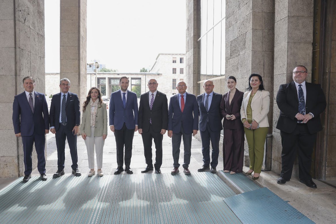 nurhayataltaca's tweet photo. TBMM’deyiz!

Cumhuriyet Halk Partisi Kapalı Grup Toplantımız öncesinde Genel Başkanımız Sayın Özgür Özel’i karşıladık.

Kararlıyız, umutluyuz. Halkın iktidarını birlikte kuracağız. 

İktidara yürüyoruz! https://t.co/K2NZR8zKHj