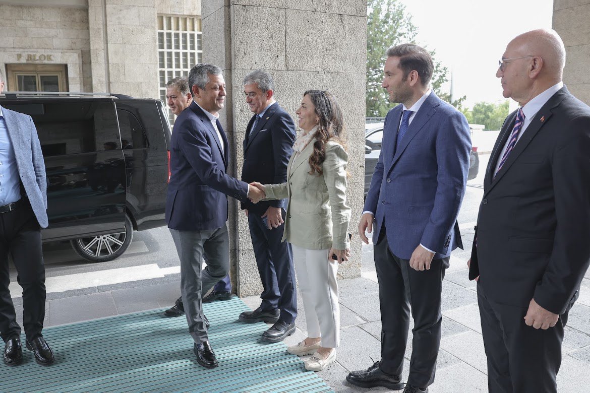 nurhayataltaca's tweet photo. TBMM’deyiz!

Cumhuriyet Halk Partisi Kapalı Grup Toplantımız öncesinde Genel Başkanımız Sayın Özgür Özel’i karşıladık.

Kararlıyız, umutluyuz. Halkın iktidarını birlikte kuracağız. 

İktidara yürüyoruz! https://t.co/K2NZR8zKHj