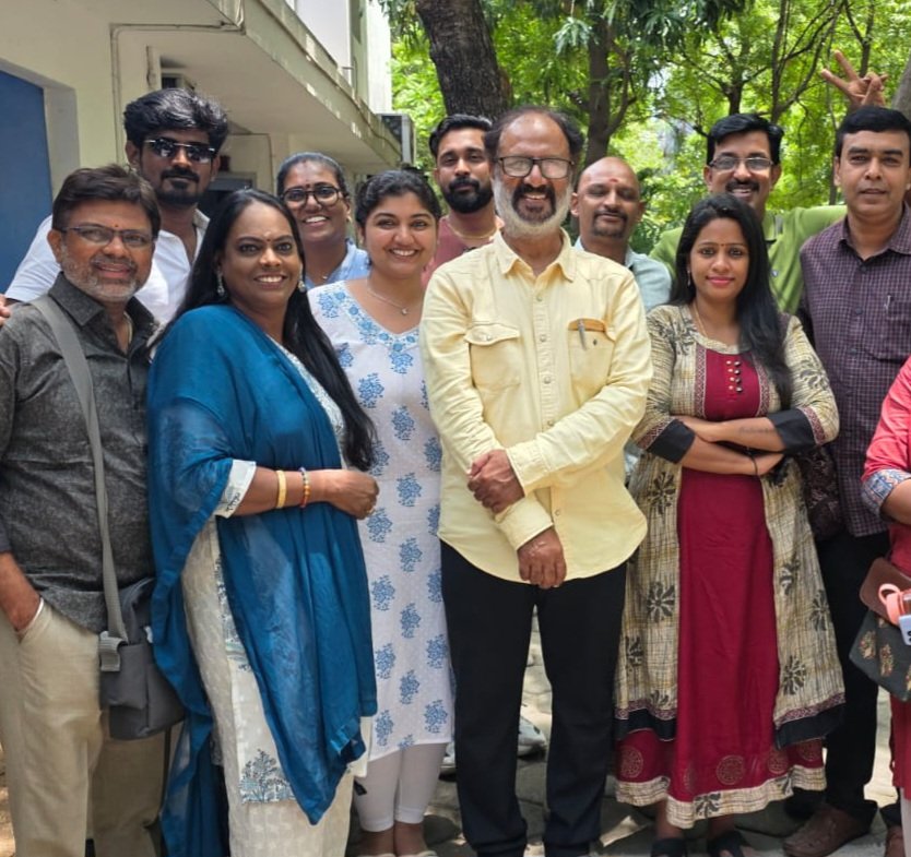 kavithareporter's tweet photo. Our CM Vijay sir's last film press show happened today. A phoyograph with our Tamil film journalists.
@Jagadishbliss
@Riyaztheboss
#Fdfs 
#onelastcelebration #jananayagan #vijay https://t.co/YMZVZHWlTS