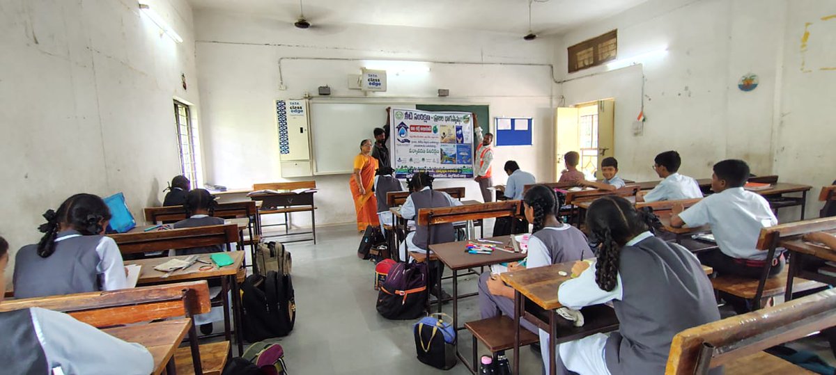 mcnandikonda's tweet photo. As a part of Jal Sanchay Jan Bhagidari (JSJB) 3.0 under the #CatchTheRain Campaign Drawing Compitition programme was conducted in DAV High School in Nandikonda  Municipality. 
@cdmatelangana
 @tksreedevi
@TelanganaCMO
 @MoHUA_India
@JalShaktiMin
 @Collector_NLG https://t.co/SlDR6MTh8j