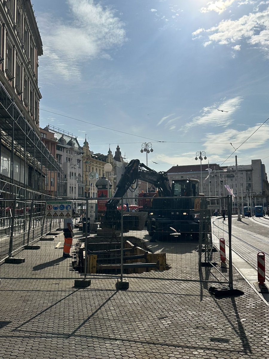 t_goluza's tweet photo. Hrvati zar je ovo tako teško? 

Treba samo pronaći najreprezentativnije mjesto u gradu... i pretvoriti ga u točku za odlaganje otpada. https://t.co/VEcHRQGzyO