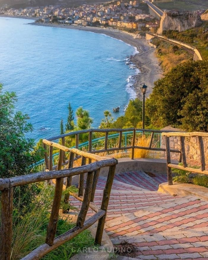 ArteCalabria's tweet photo. Spettacolo naturale del litorale di Bova Marina (RC), località sulla punta della #Calabria ionica meridionale con un mare trasparente  ed è subito relax............😍 
#photography #Coast #natura #Mare #itinerary #landscape #beauty #summer #wonderful #place #love https://t.co/IJonJr5P9c