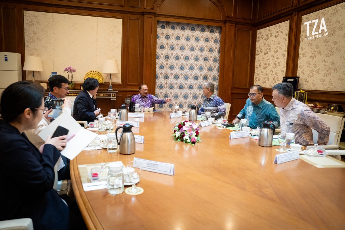tzafrul_aziz's tweet photo. Pertemuan di Tokyo disambung di Putrajaya. 🇲🇾🇯🇵

Hari ini YAB Perdana Menteri menerima kunjungan hormat Yasushi Kudo, Presiden The Genron NPO. Saya pernah bertemu beliau pada Mac lalu sempena Tokyo Conference dan pelancaran Asia Leaders Roundtable.

Pertemuan kali ini meneruskan perbincangan mengenai usaha memperkukuh Asia Leaders Roundtable sebagai wadah dialog strategik mengenai cabaran serantau dan global, di samping mempererat hubungan Malaysia-Jepun.

#TZA #MalaysiaJepun #GenronNPO #AsiaLeadersRoundtable #TokyoConference
