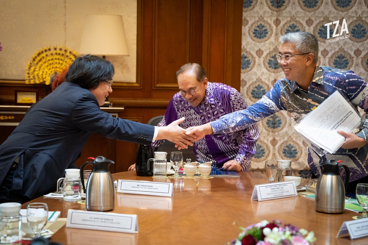 tzafrul_aziz's tweet photo. Pertemuan di Tokyo disambung di Putrajaya. 🇲🇾🇯🇵

Hari ini YAB Perdana Menteri menerima kunjungan hormat Yasushi Kudo, Presiden The Genron NPO. Saya pernah bertemu beliau pada Mac lalu sempena Tokyo Conference dan pelancaran Asia Leaders Roundtable.

Pertemuan kali ini meneruskan perbincangan mengenai usaha memperkukuh Asia Leaders Roundtable sebagai wadah dialog strategik mengenai cabaran serantau dan global, di samping mempererat hubungan Malaysia-Jepun.

#TZA #MalaysiaJepun #GenronNPO #AsiaLeadersRoundtable #TokyoConference